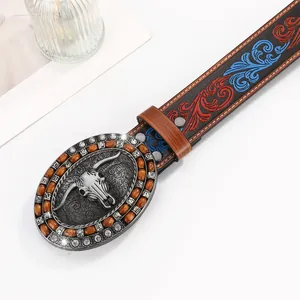 Details der Vintage Western Gürtelschnalle mit Stierkopf-Schnitzerei und Türkis-Akzenten
