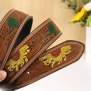 Detail eines braunen Vintage-Ledergürtels mit bunten Blumenprägungen und weißen Kontrastnähten