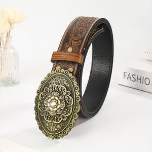 Vue détaillée de la ceinture en cuir gaufré vintage avec boucle florale en laiton