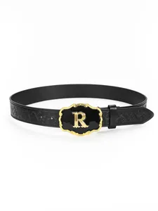 Detail van zwarte lederen riem met bloemenreliëf en goudkleurige gesp met R-logo