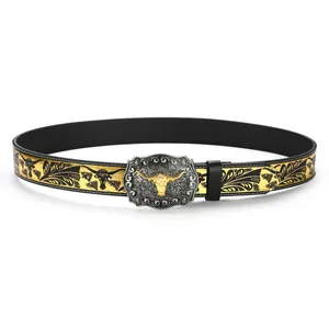 Détail de la boucle de ceinture western avec tête de taureau dorée sur métal argenté