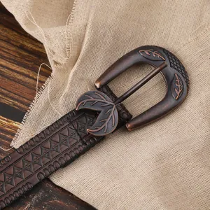 Dettaglio cintura in pelle bohémien con fibbia vintage e motivi geometrici a rilievo