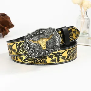 Détail d'une ceinture cowboy avec boucle tête de taureau gaufrée et motifs floraux