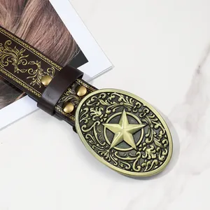 Detail der Western-Punk-Gürtelschnalle mit geprägtem Stern und Vintage-Rankengravur