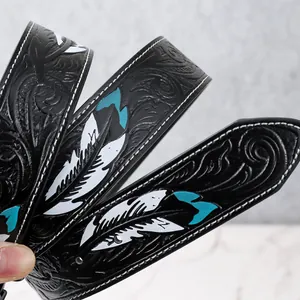 Ceinture en cuir noir gaufré style western avec motif plume coloré et coutures blanches