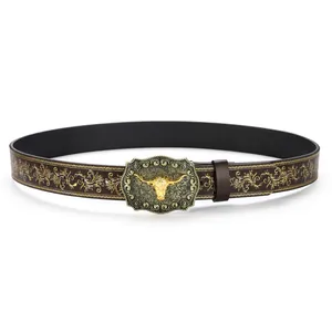 Détail de la boucle tête de taureau western et motifs floraux dorés sur la ceinture