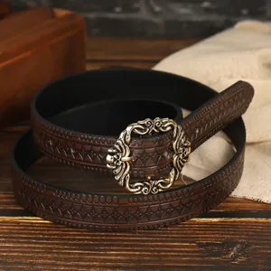 Dettaglio di cintura in pelle marrone vintage con rilievi e fibbia in metallo antico
