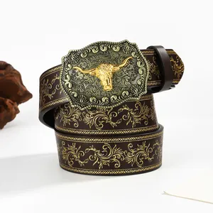 Détail de ceinture western avec boucle tête de taureau dorée et cuir à motifs floraux