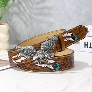 Cintura vintage in pelle marrone con piume goffrate e fibbia a forma di aquila