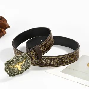 Détail d'une ceinture en cuir vintage avec motifs floraux et boucle tête de taureau
