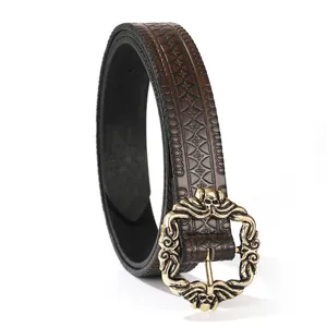 Cintura vintage in pelle marrone con motivi sbalzati e fibbia dorata con teschio
