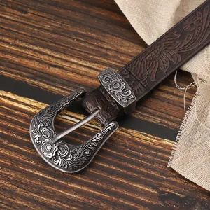 Dettaglio della cintura in pelle bohémien con goffratura floreale e fibbia vintage
