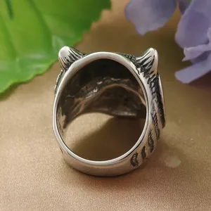 Gros plan détaillé d'une bague tête de tigre vintage en acier inoxydable vieilli