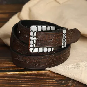 Dettaglio cintura bohémien in pelle marrone con fibbia in argento vintage goffrato