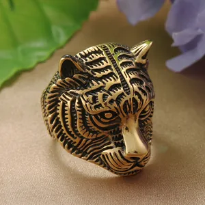 Macro de la bague tigre en acier inoxydable doré avec détails en relief vintage