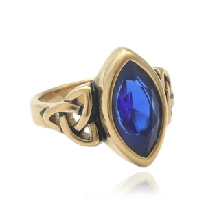 Detailansicht Goldring mit blauem Marquise Edelstein und keltischem Knoten-Muster