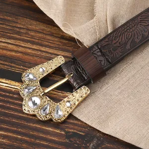 Dettaglio cintura in pelle bohémien con motivi goffrati e fibbia con gemme vintage