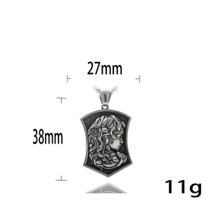 Detailansicht Medusa-Schildanhänger in Silber mit Maßen 38x27mm und Gewicht von 11g