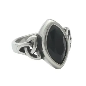 Nahaufnahme eines Rings mit schwarzem Marquise-Edelstein und keltischem Knotenmuster