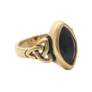 Detailansicht eines Edelstahlrings in Gold mit schwarzem Marquise-Stein und Keltenknoten