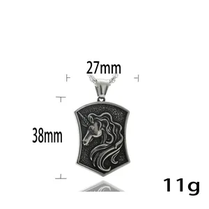 Makro-Detail des Retro-Einhorn-Schildanhängers mit Maßen von 27mm x 38mm
