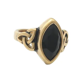 Retro Ring aus goldfarbenem Edelstahl mit schwarzem Edelstein und keltischem Knoten