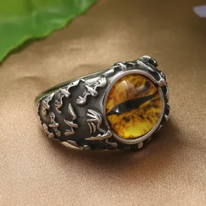 Gros plan détaillé de la bague œil de dragon rétro en acier titane avec gravures de chauve-souris