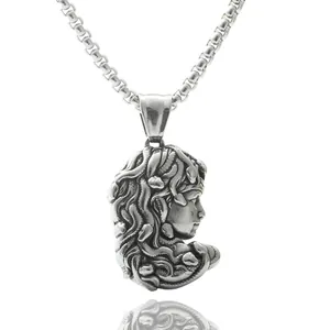 Detailaufnahme des Medusa-Anhängers im Retro-Stil an einer silbernen venezianischen Kette