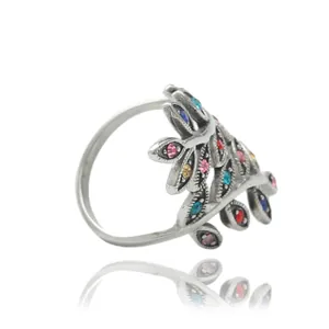 Anello foglia punk in acciaio al titanio con pietre multicolore su sfondo bianco