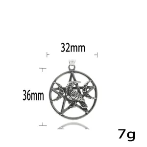 Detailansicht des Punk-Krähen- und Pentagramm-Anhängers aus Edelstahl mit Größe 32mm x 36mm