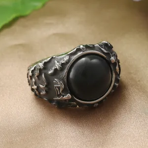 Bague punk vintage en acier titane avec grande pierre noire et relief gothique
