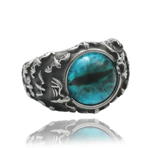 Détail de la bague punk œil de dragon vintage avec pierre bleue et relief en acier
