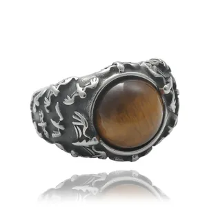 Vue détaillée d'une bague vintage en acier inoxydable sertie d'un œil de tigre marron