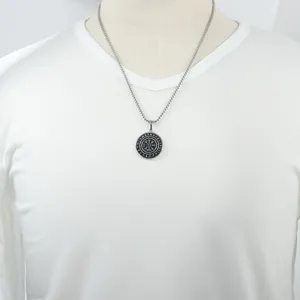 Ciondolo bussola vichinga in acciaio inossidabile argento con cerchio di rune