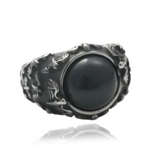 Bague punk en acier titane avec pierre noire et gravure œil de dragon vintage