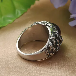 Vue détaillée de la bague rétro en acier titane avec pierre violette et relief chauve-souris