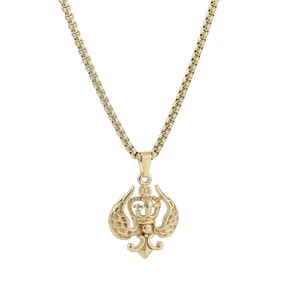 Dettaglio del ciondolo corona dorata vintage con ali e fleur-de-lis su catena
