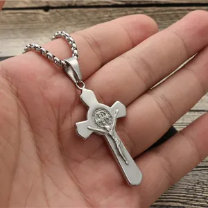 Detalle de colgante de crucifijo en acero inoxidable con medalla de San Benito y cadena
