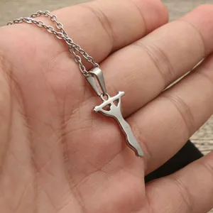 Collana da uomo con croce punk argento in acciaio inossidabile lucido tenuta in mano