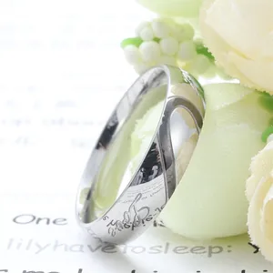 Vintage Edelstahl-Paarring mit Love-Gravur auf einem romantischen Hintergrund