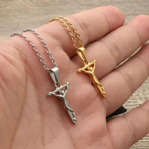 Pendenti croce Gesù in acciaio inossidabile stile punk oro e argento, tenuti in mano