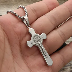 Colgante crucifijo de acero inoxidable con relieve de Jesús y medalla de San Benito