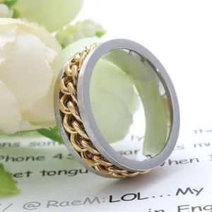 Dettaglio anello in acciaio inossidabile argento con inserto a catena cubana d'oro