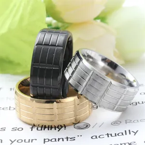 Detaillierte Makroaufnahme von Vintage-Stahlringen mit Gitterstruktur in Schwarz, Silber und Gold