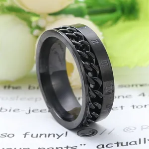 Primer plano de un anillo punk de acero inoxidable con cadena negra y números romanos