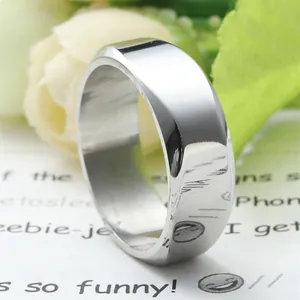 Vue macro d'une bague en acier titane poli avec un design géométrique à facettes