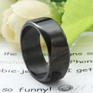 Bague large en acier inoxydable noir poli pour hommes au style punk et minimaliste