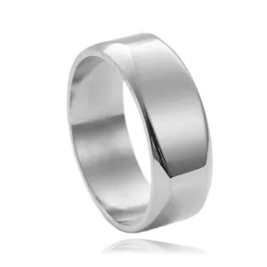 Bague en acier inoxydable argenté poli avec finition miroir sur un fond blanc