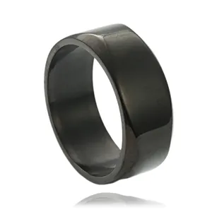 Bague large en acier inoxydable noir poli pour homme avec fini miroir sur fond blanc neutre