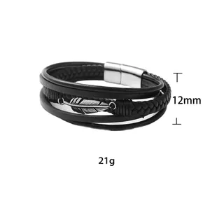Mehrlagiges schwarzes geflochtenes Lederarmband mit silbernem Federanhänger und Magnetverschluss